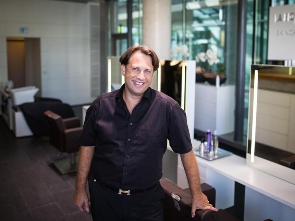 Marcus Hertel leitet den auf Extensions spezialisierten Friseursalon Le Salon Deluxe in Stuttgart. Foto: Christoph Schmidt