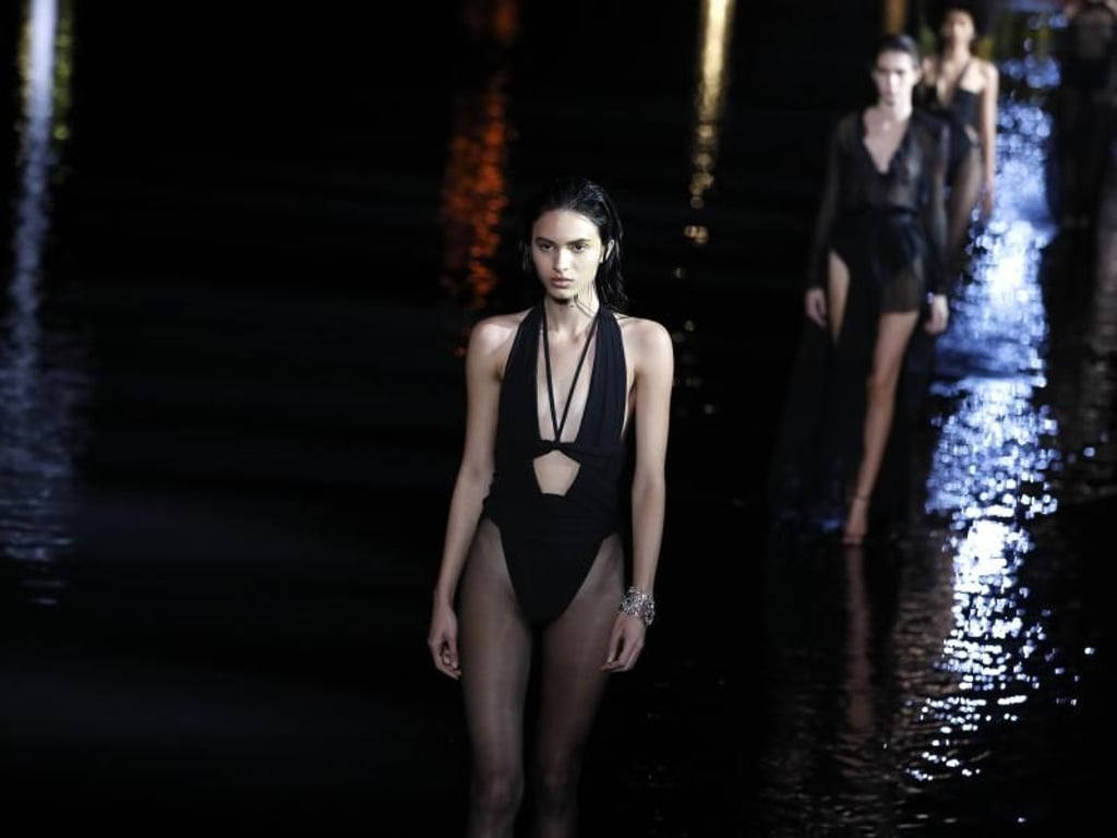 Nasse Straßen: Schwarz ist die dominierende Farbe bei Saint Laurent. Foto: Christophe Ena/AP