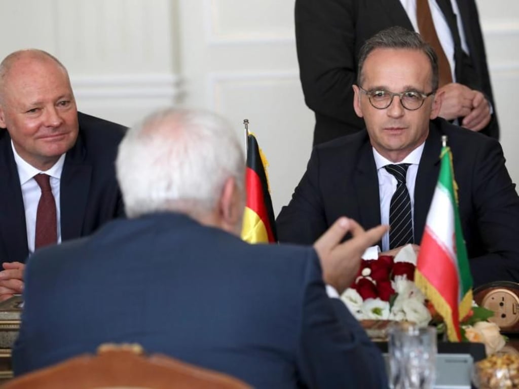 «Konstruktives» Treffen ohne Ergebnisse: Heiko Maas im Gespräch mit seinem Amtskollegen Mohammed Dschawad Sarif (M). Links Botschafter Michael Klor-Berchtold. Foto: Foto: Ebrahim Noroozi/AP