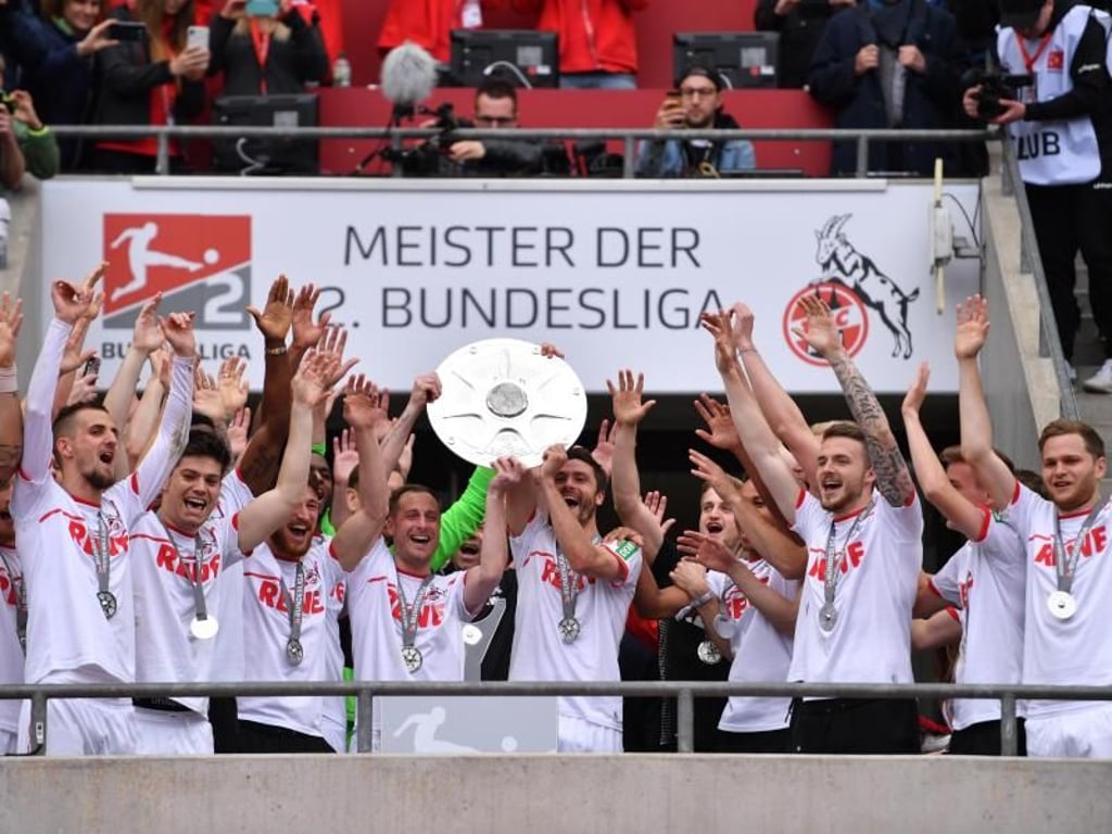 Die Spieler von Köln jubeln mit der Meisterschale der 2. Bundesliga. Foto: Marius Becker