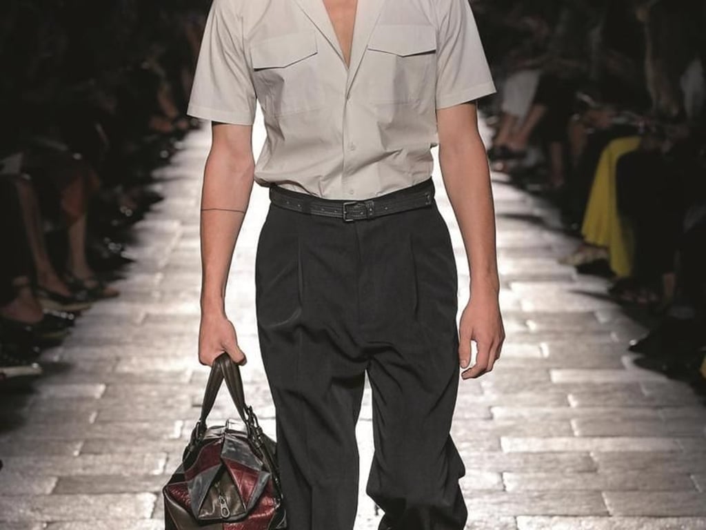 Männer finden wieder verstärkt locker fallende Hosen und Hemden im Handel. Auch Bottega Veneta setzt auf dem Laufsteg darauf (Shirt 390 Euro, Hose 690 Euro, Gürtel 420 Euro). Foto: Bottega Veneta