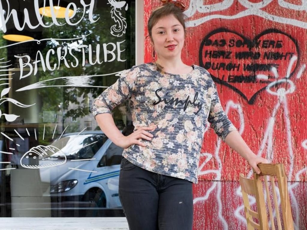 Das Leben in Berlin ist stressig genug, da muss die Mode bequem sein: auch bei Tänzerin Juli. Sie lebt seit fünf Jahren in Berlin und kommt ursprünglich aus Wuppertal. Foto: Inga Kjer