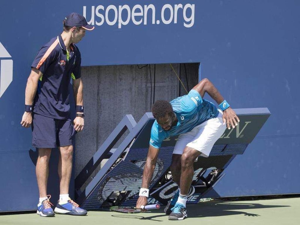 Nach seinem Abbremstritt fällt die Uhr auf Gael Monfils. Foto: Brian Hirschfeld