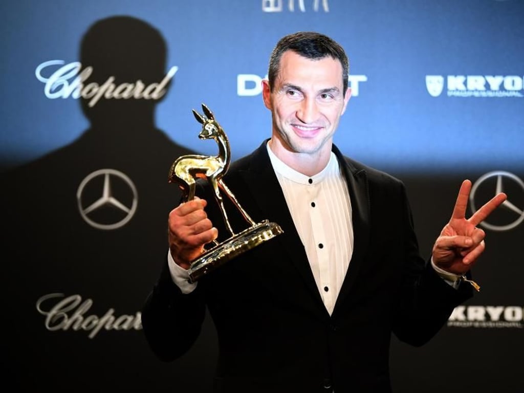 Wladimir Klitschko freut sich über seinen Bambi in der Kategorie «Sport». Foto: Britta Pedersen