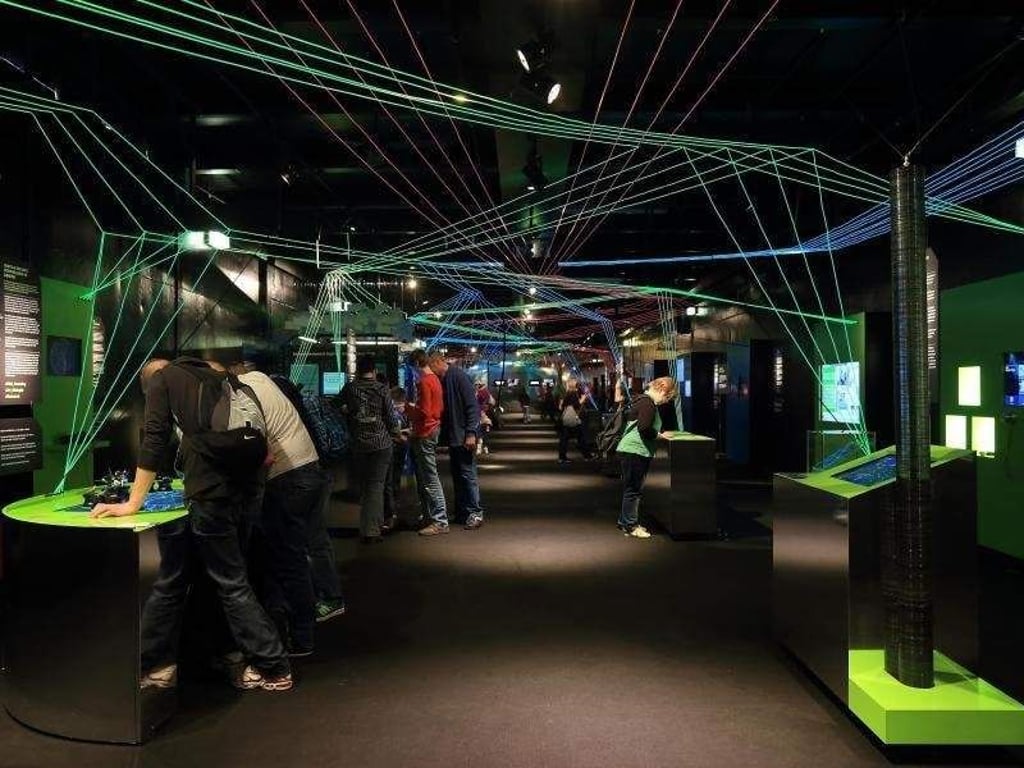 Besucher an Exponaten im Ausstellungsschiff "MS Wissenschaft". Foto: Jens Wolf