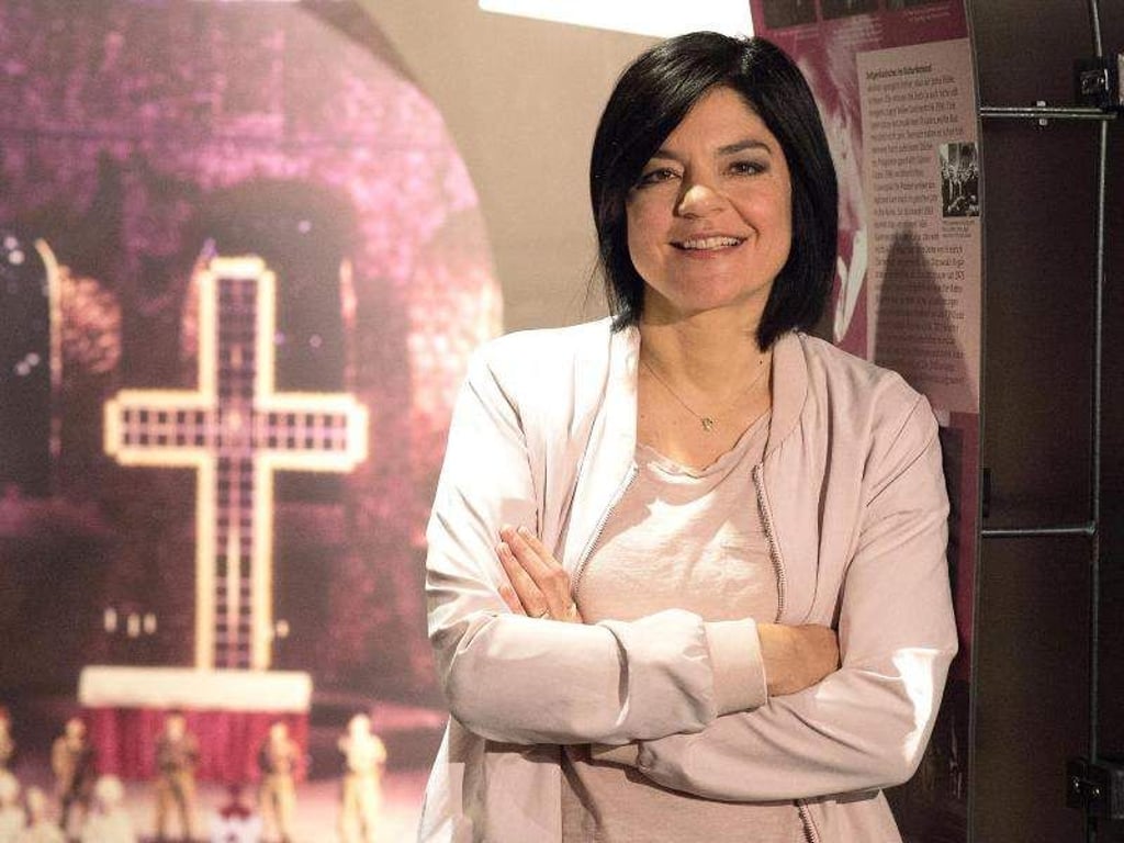 Jasmin Tabatabai bei Dreharbeiten in Bad Hersfeld für das Drama «Hexenjagd». Foto: Swen Pförtner
