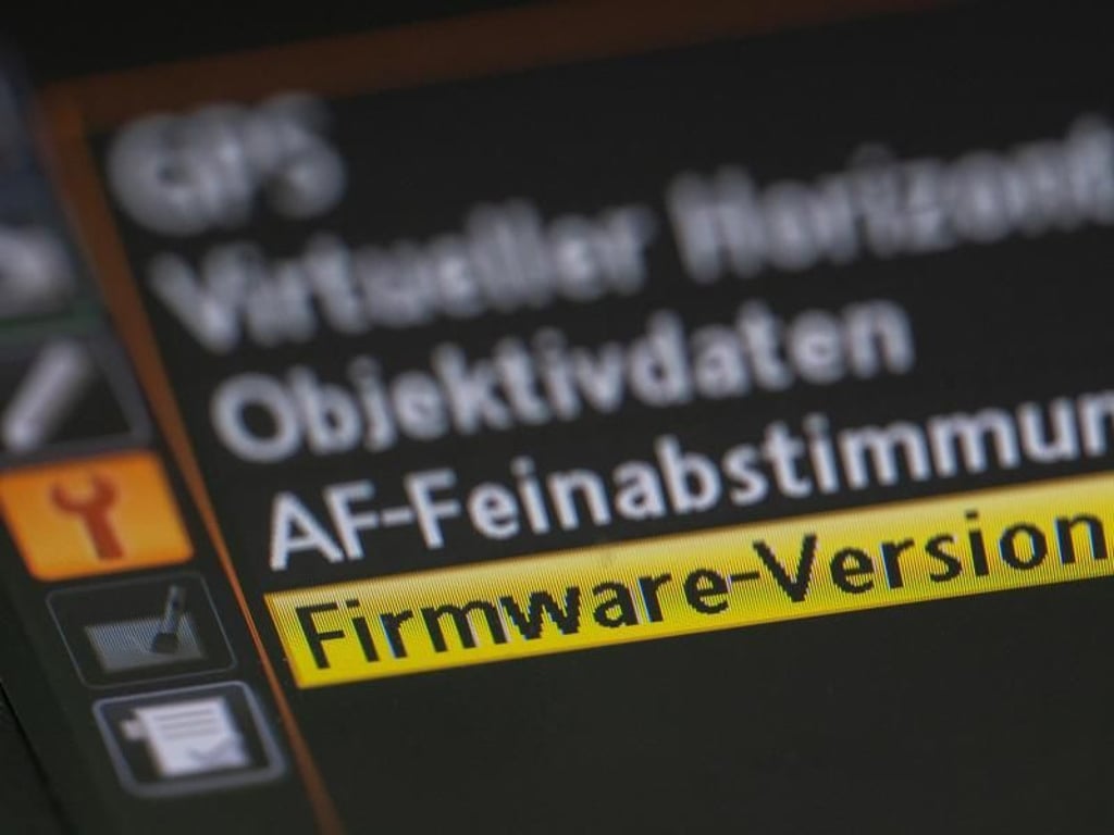 In den Einstellungen des Geräts lässt sich die Firmware-Version nachschauen - hier bei einer Kamera. Damit kann man auf der Hersteller-Website nachprüfen, ob die aktuellste Version installiert ist. Foto: Andrea Warnecke