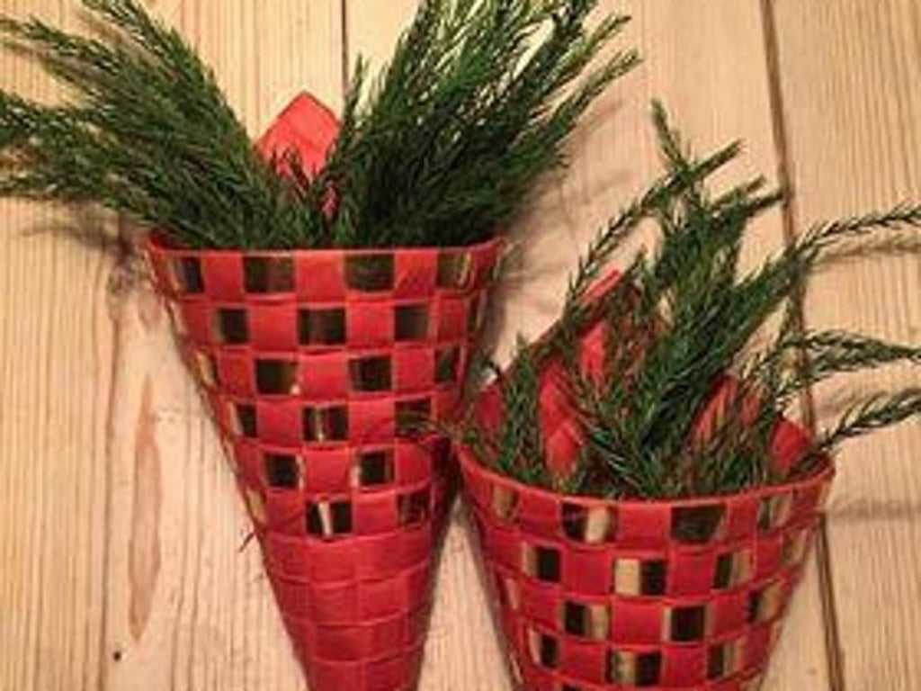 Beim «Kræmmerhus» handelt es sich um eine kegelförmige Tüte, die die Dänen an den Tannenbaum hängen. Traditionell ist sie mit Süßigkeiten, Nüssen oder Keksen gefüllt. Foto: Line Ørnholt Villadsen
