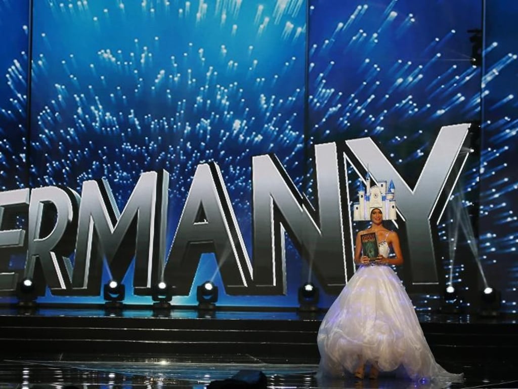 Johanna Acs in einem Kostüm, das symbolisch für Deutschland stehen soll. Foto: Bullit Marquez