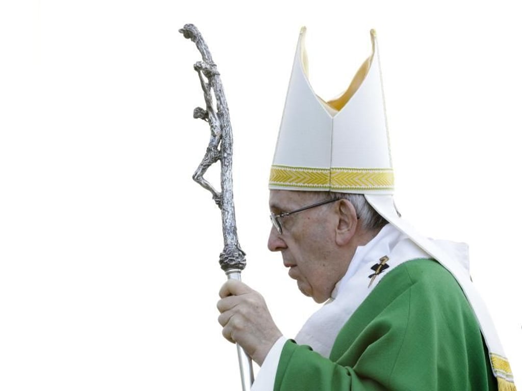 Papst Franziskus kommt zur Freiluftmesse im Santakos-Park. Anlass seiner Reise durch die baltischen Staaten ist die vor 100 Jahren erklärte Unabhängigkeit von Russland. Foto: Andrew Medichini/AP