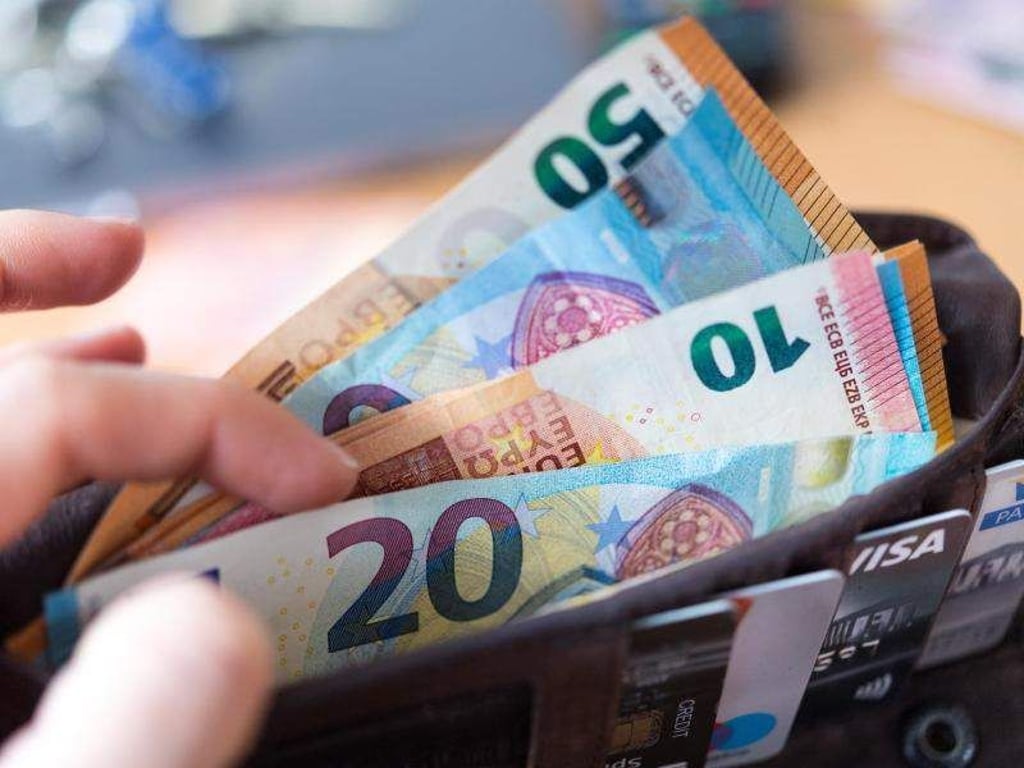Nach einer Studie des Paritätischen Gesamtverbands ist die Einkommensschere in Deutschland weiter auseinandergegangen. Foto: Monika Skolimowska