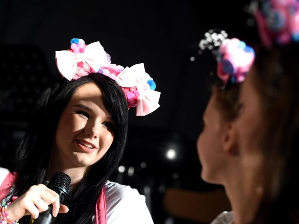 Jamie-Lee beantwortet in der deutsch-schwedischen Schule alle brennenden Fragen. Foto: Britta Pedersen