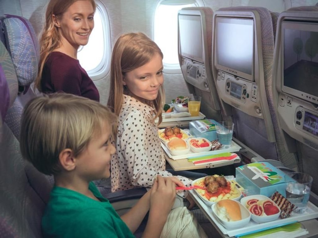 ei einigen Airlines wie beispielsweise Emirates gibt es auch spezielle Menüs für Kinder. Foto: Emirates