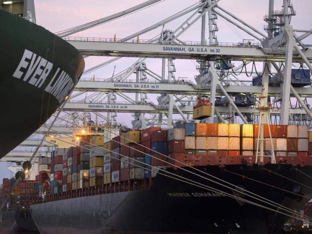 Container werden im Hafen von Savannah auf ein Schiff verladen. Foto: Stephen B. Morton/FR56856 AP
