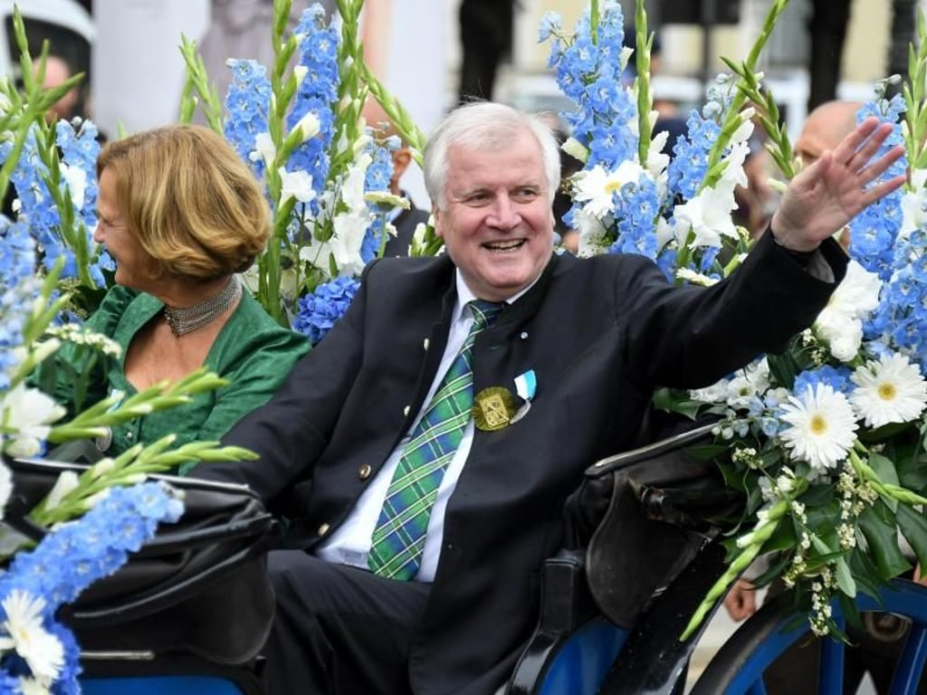 Die Kutsche von Ministerpräsident Horst Seehofer und seiner Frau Karin ist mit Gladiolen in den Landesfarben Weiß und Blau geschmückt. Foto: Tobias Hase