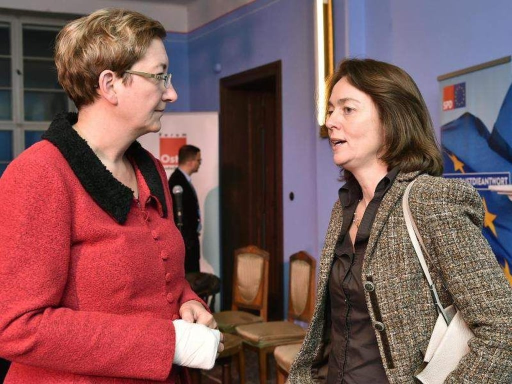 K. Geywitz (SPD, l), Landtagsabgeordnete in Brandenburg, unterhält sich mit K. Barley, Spitzenkandidatin für die Europawahl.Foto:Bernd Settnik
