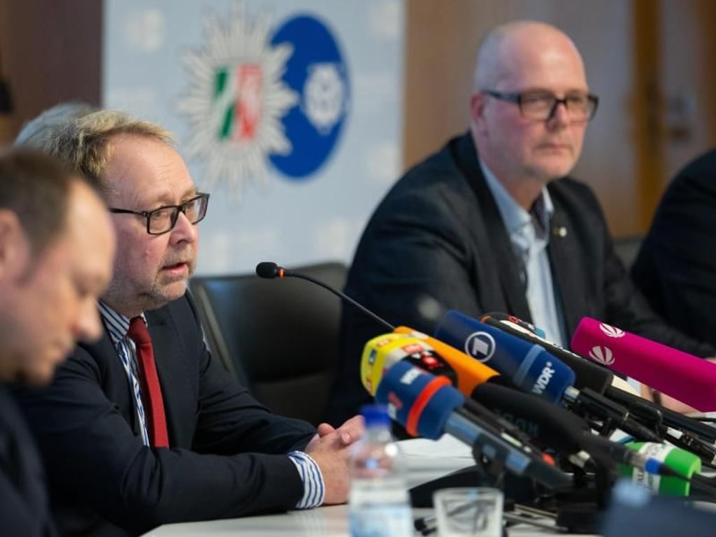 Staatsanwalt Ralf Vetter und Kriminalhauptkomissar Gunnar Weiß (r) informieren bei einer Pressekonferenz in Detmold über die Ermittlungen. Foto: Friso Gentsch
