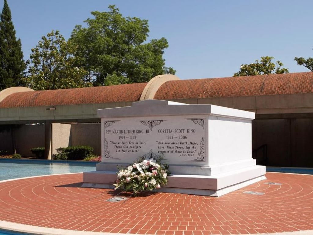 Letzte Ruhestätte in Atlanta: Martin Luther King und seine 2006 gestorbene Frau Coretta sind in einem Grabmal aus Georgia-Marmor bestattet. Foto: Atlanta CVB