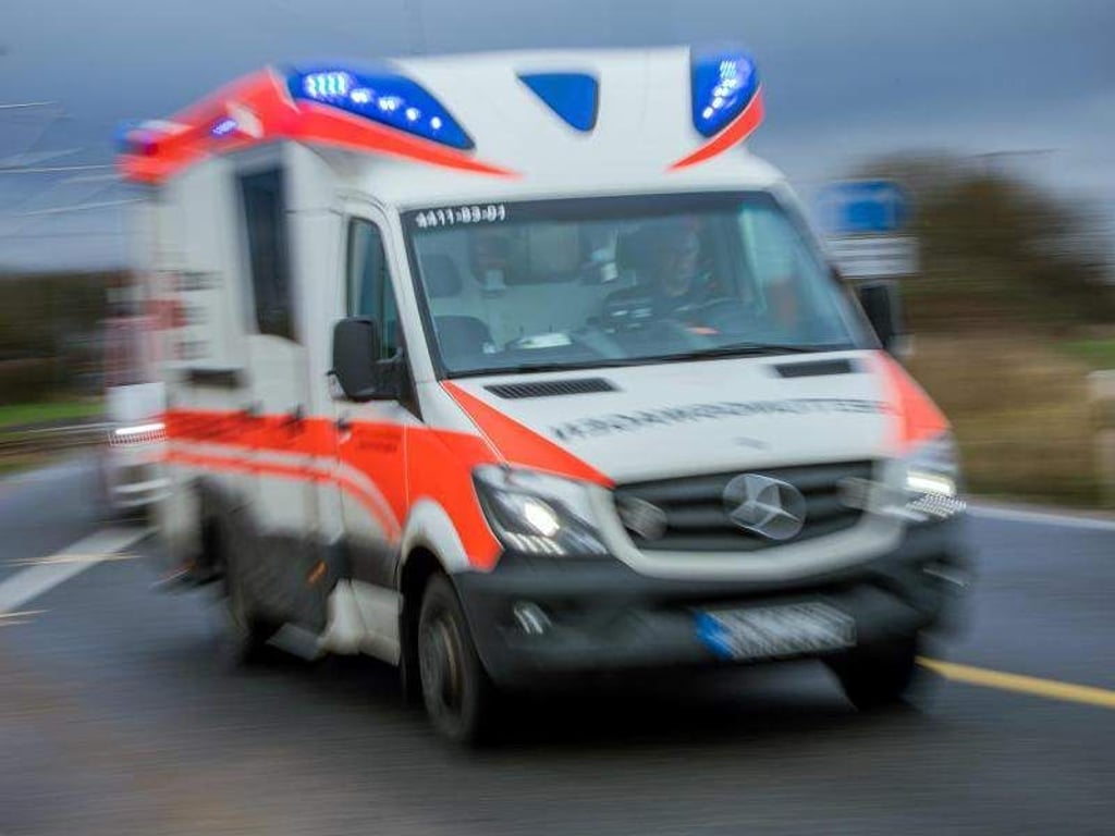 Ein Rettungswagen im Einsatz. Foto: Jens Büttner/Archiv