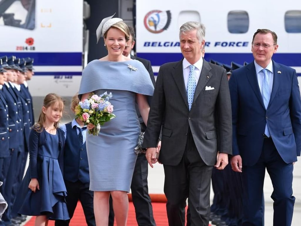 König Philippe und Königin Mathilde sind auf dem Flughafen Erfurt-Weimar gelandet. Foto: Martin Schutt