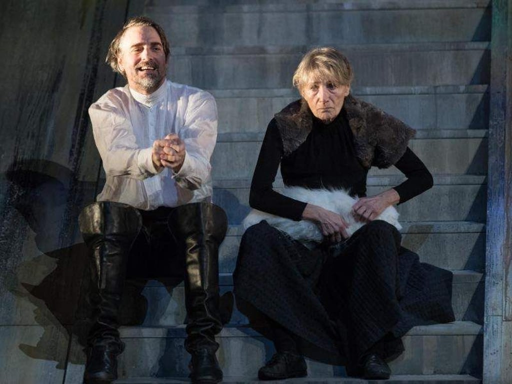 Jens Harzer (l) als Hauke Haien und Barbara Nüsse als Trin Jans. Foto: Christian Charisius