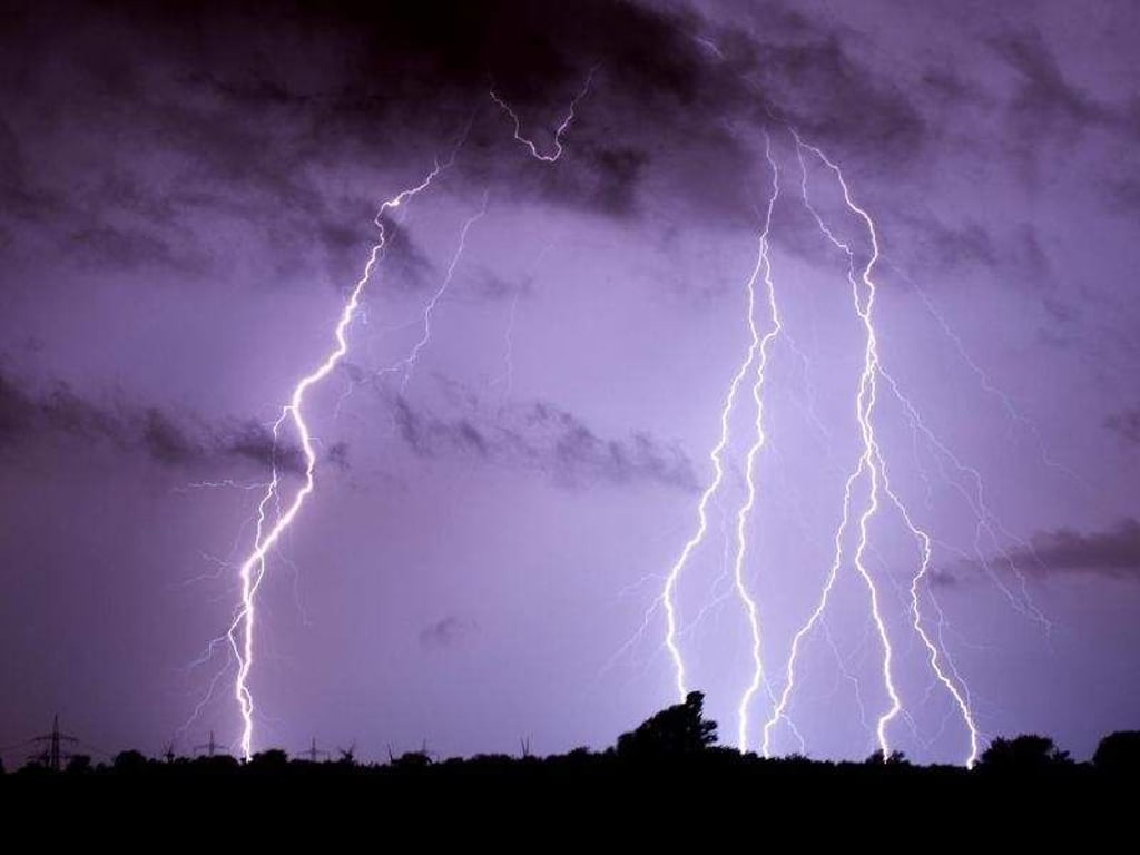 Diesen Sommer sind schon mehrfach heftige Gewitter mit Starkregen, Sturmböen und Hagel über Deutschland hinweggezogen. Foto: Julian Stratenschulte