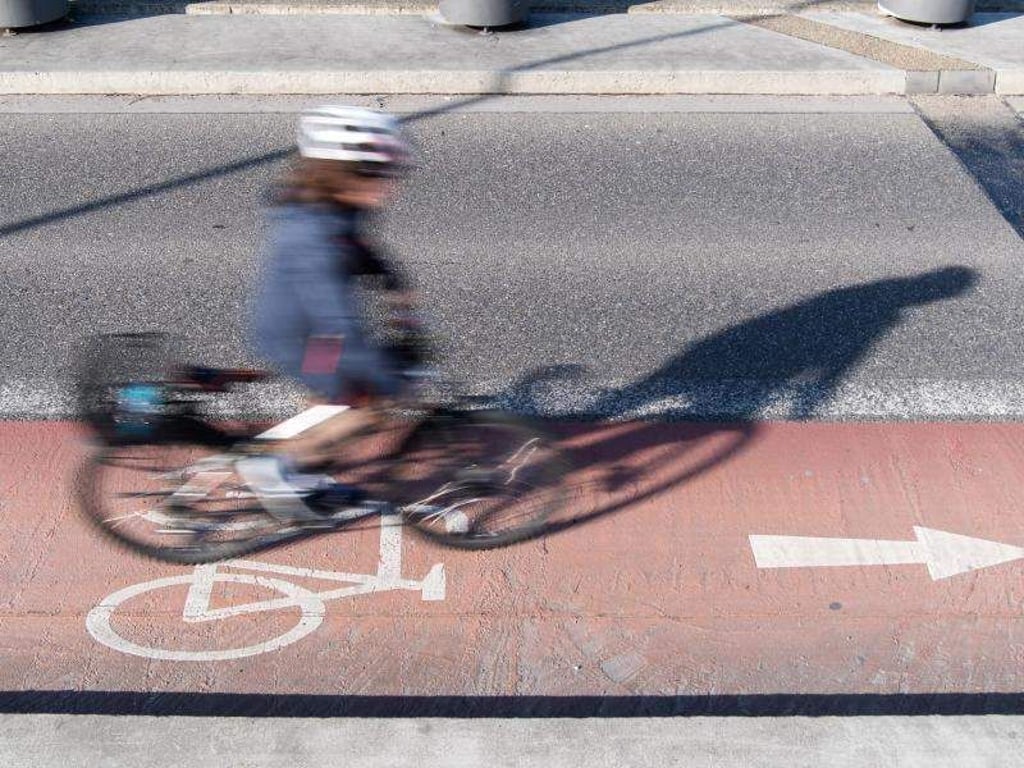 Radfahren mit Helm: Schutz ist wichtiger als Schönheit. Foto: Sebastian Gollnow