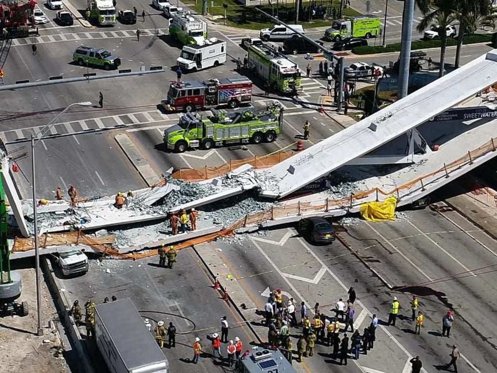 Die eingestürzte Brücke war erst fünf Tage alt. Foto: DroneBase/AP
