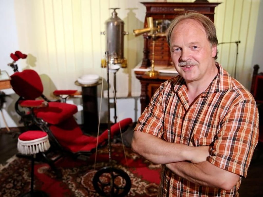 Museumsleiter Andreas Haesler in einem Behandlungszimmer für reiche Herrschaften aus der Zeit der «Buddenbrocks» um 1880. Foto: Jan Woitas