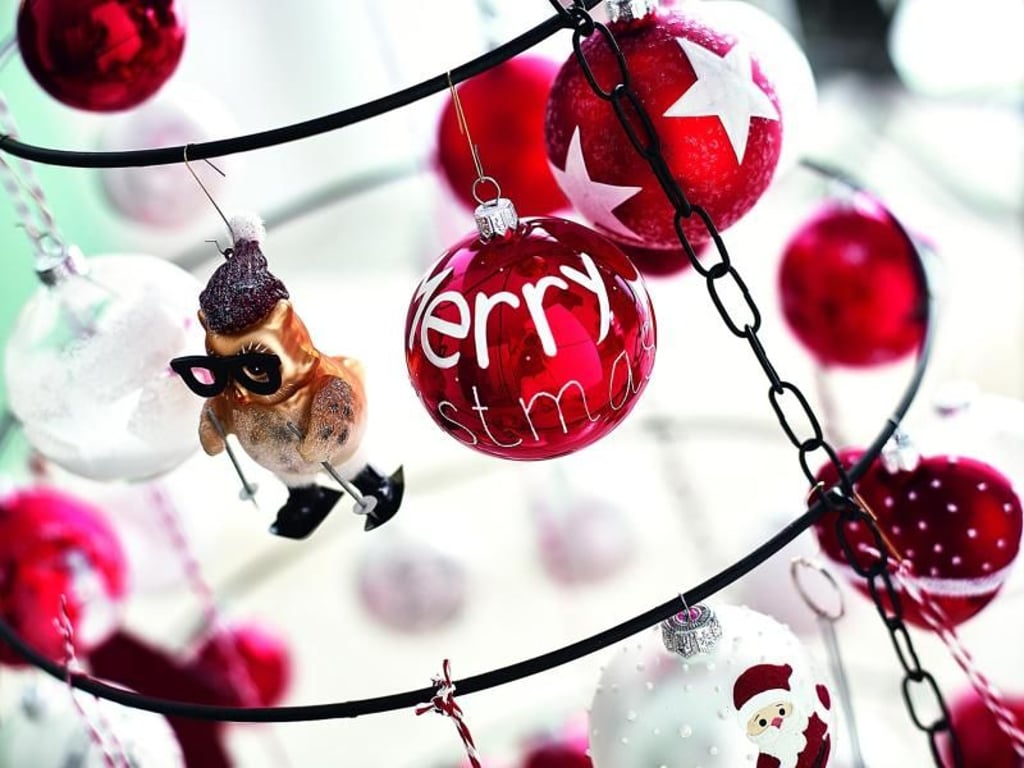 Lustige Vogelfiguren zieren Weihnachtsbäume und Adventsdekorationen. Foto: Depot