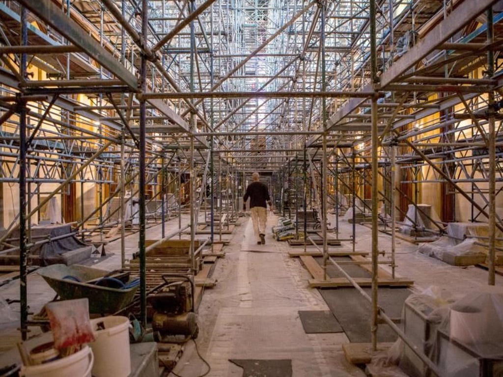 Die Friedrichswerdersche Kirche ist seit 2012 wegen Bauschäden geschlossen. Ein riesiges Gerüst stützt den Innenraum ab. Foto: Sophia Kembowski