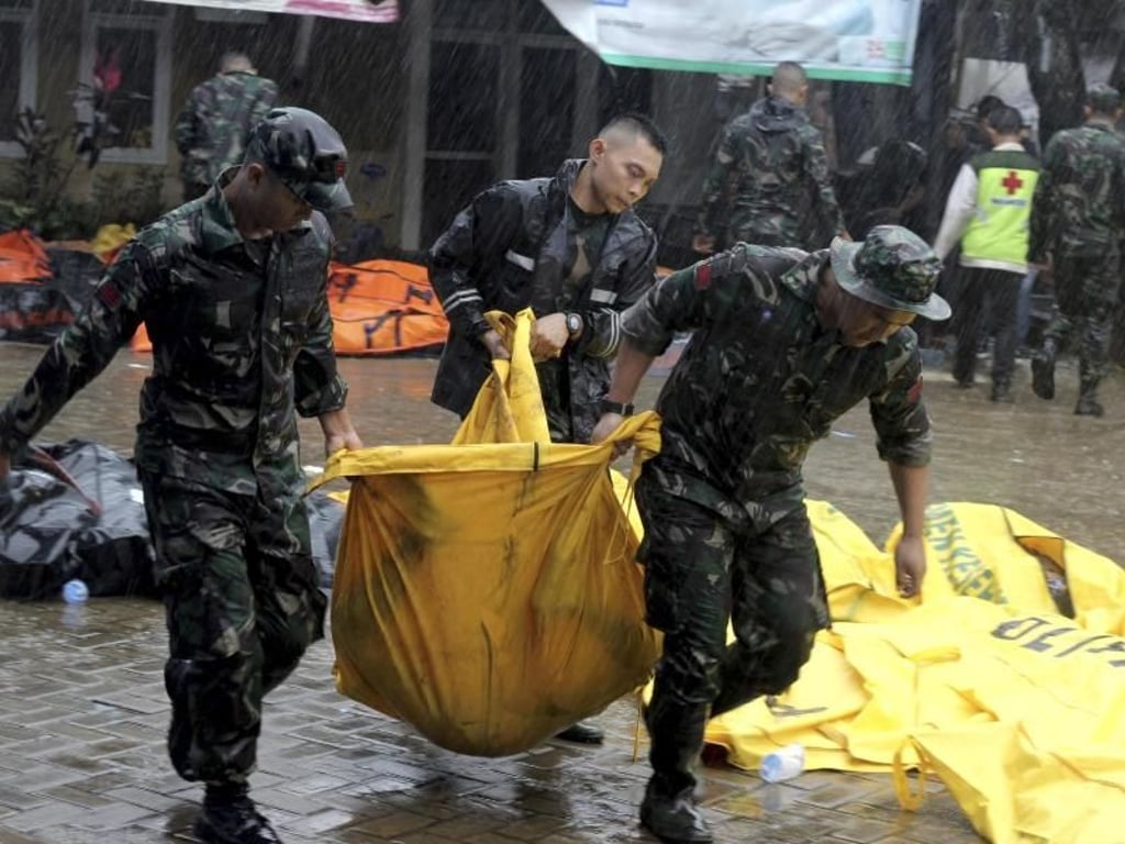 Indonesische Soldaten tragen einen Leichensack mit einem Tsunami-Opfer. Foto: AP