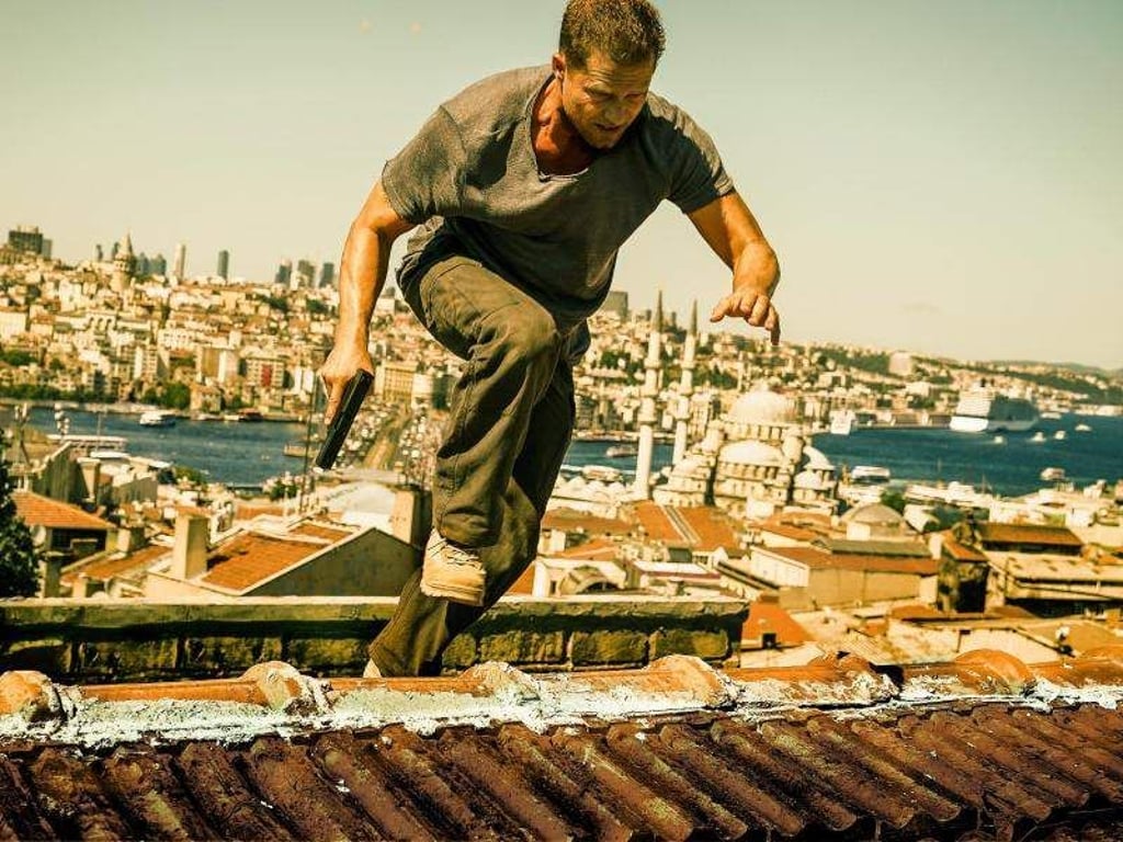 Nick Tschiller (Til Schweiger) hechtet über die Dächer. Foto: Warner Bros. Ent.