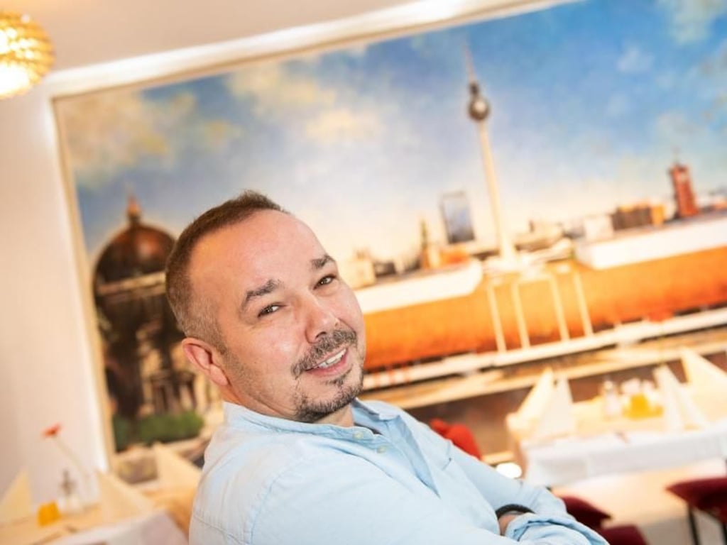 An einer Wand des Restaurants Volkskammer ist der längst abgerissene Palast der Republik noch in voller Pracht zu sehen. Aurick Günther führt das Haus, in dem noch gegessen wird wie in der DDR. Foto: Franziska Gabbert