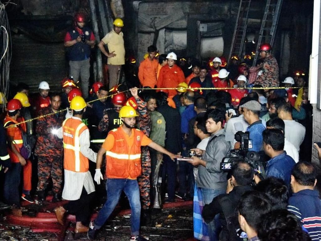 Rettungskräfte, Journalisten und Schaulustige drängten sich in den engen Gassen um den Brandherd. Foto: Salim Reza/XinHua
