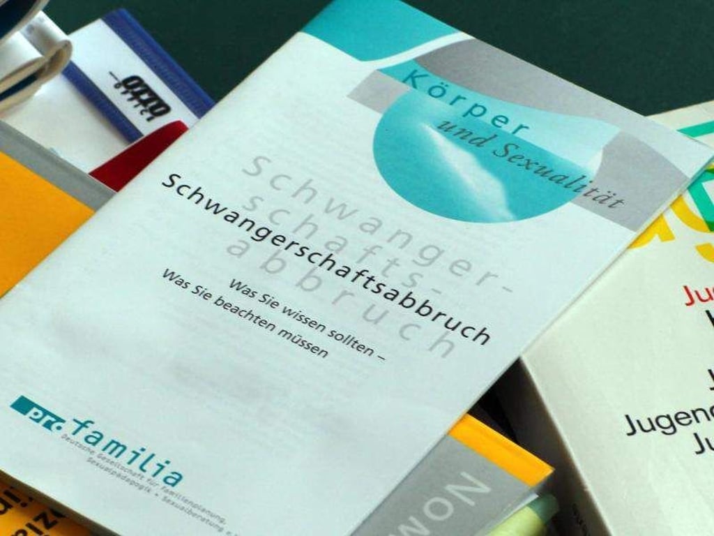 Ratsuchende Frauen können sich an anerkannte Beratungsstellen wenden. Foto: Jens Büttner/dpa