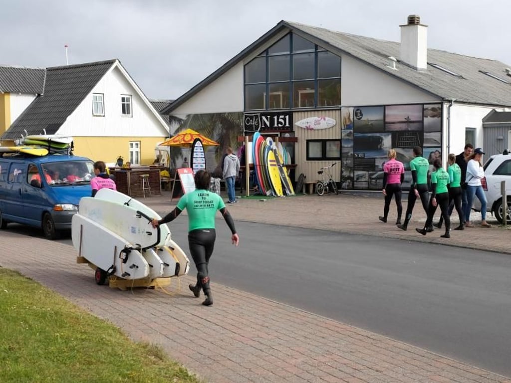 In mehreren Surfschulen werden die Urlauber in die Feinheiten des Surfens eingewiesen. Foto: Inga Kjer