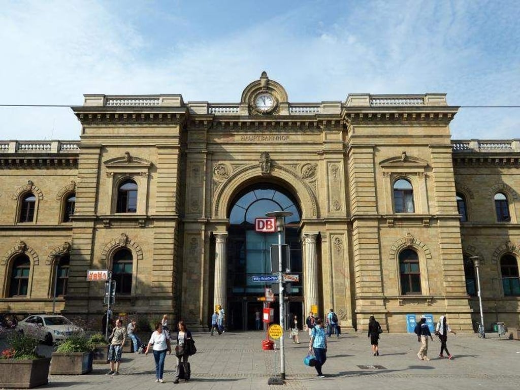 Eingang des Magdeburger Hauptbahnhofs. Foto: Jens Kalaene/Archiv