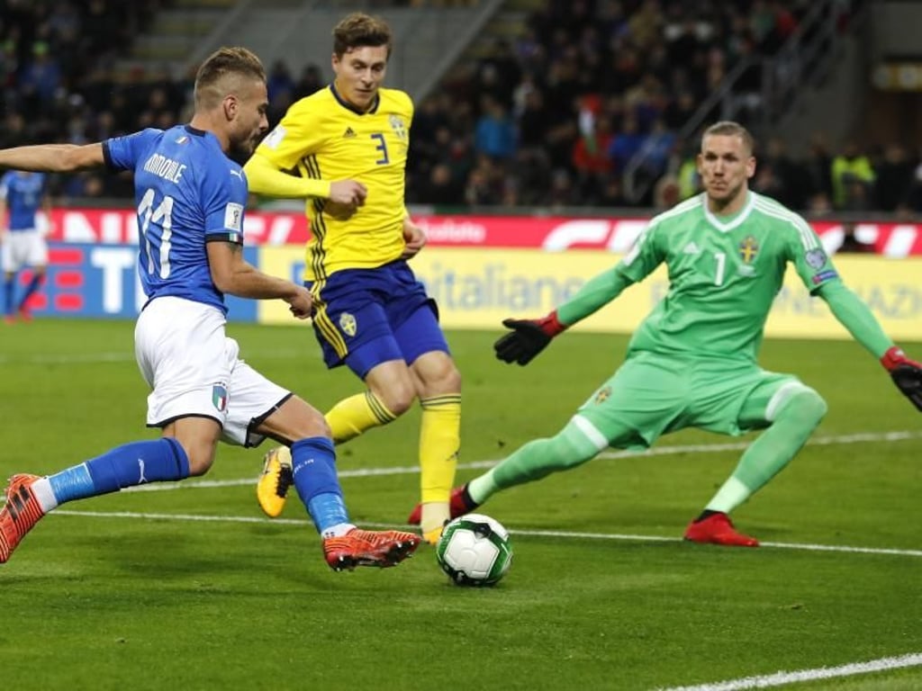 Italiens Ciro Immobile (l) kommt zum Schuss aufs schwedische Tor, trifft aber nicht. Foto: Antonio Calanni