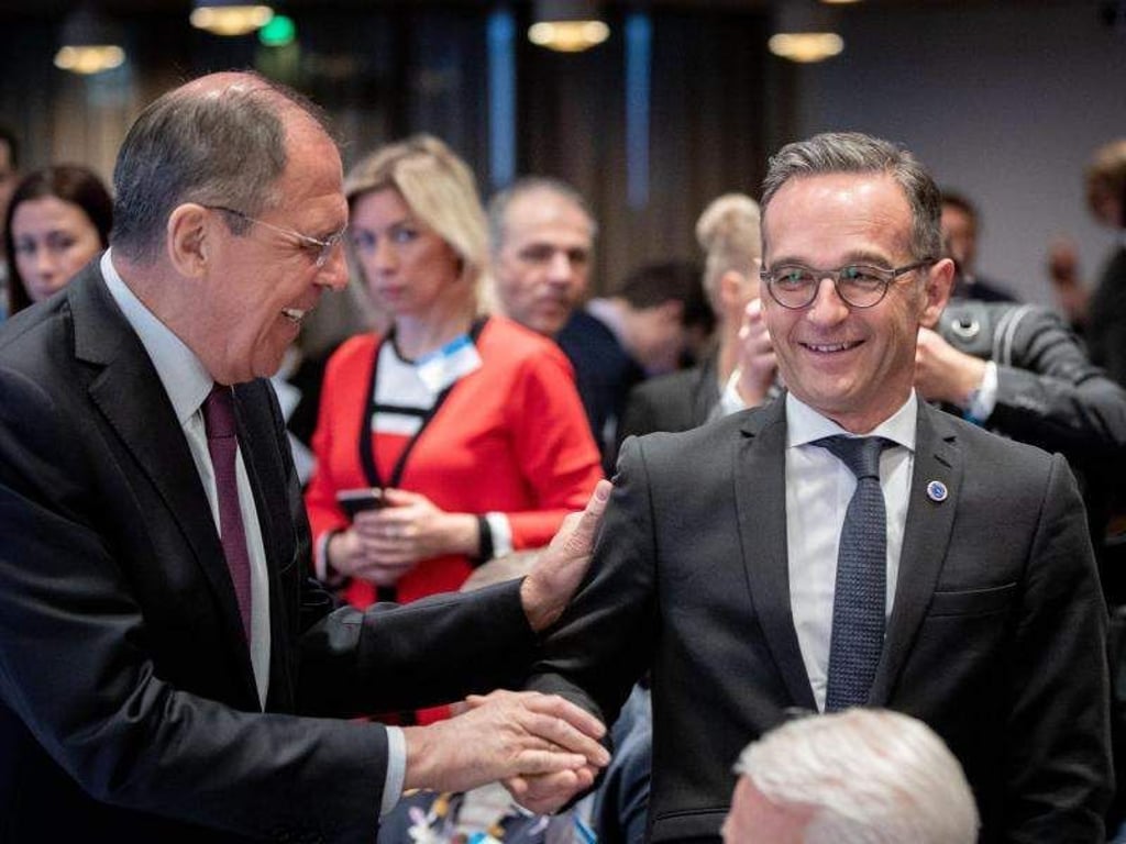 Heiko Maas wird zu Beginn des Ministertreffens des Europarats in Helsinki von Sergej Lawrow, dem Außenminister Russlands, begüßt. Foto: Kay Nietfeld