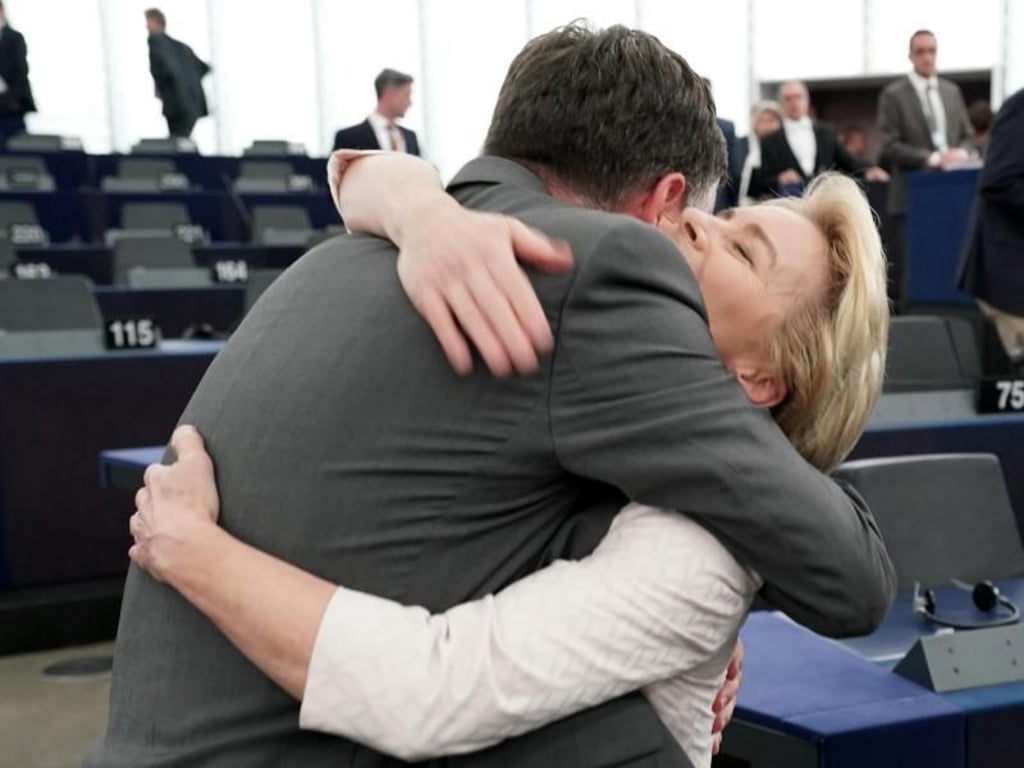 Der niedersächsische CDU-Politiker David McAllister, Abgeordneter im Europäischen Parlament, umarmt Ursula von der Leyen nach der Bekanntgabe des Wahlergebnisses im Plenarsaal. Foto: Michael Kappeler