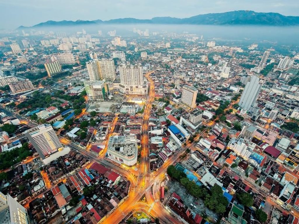 Blick vom Wolkenkratzer Komtar über Penang - unten pulsiert das Leben.
Foto: Penang Global Tourism