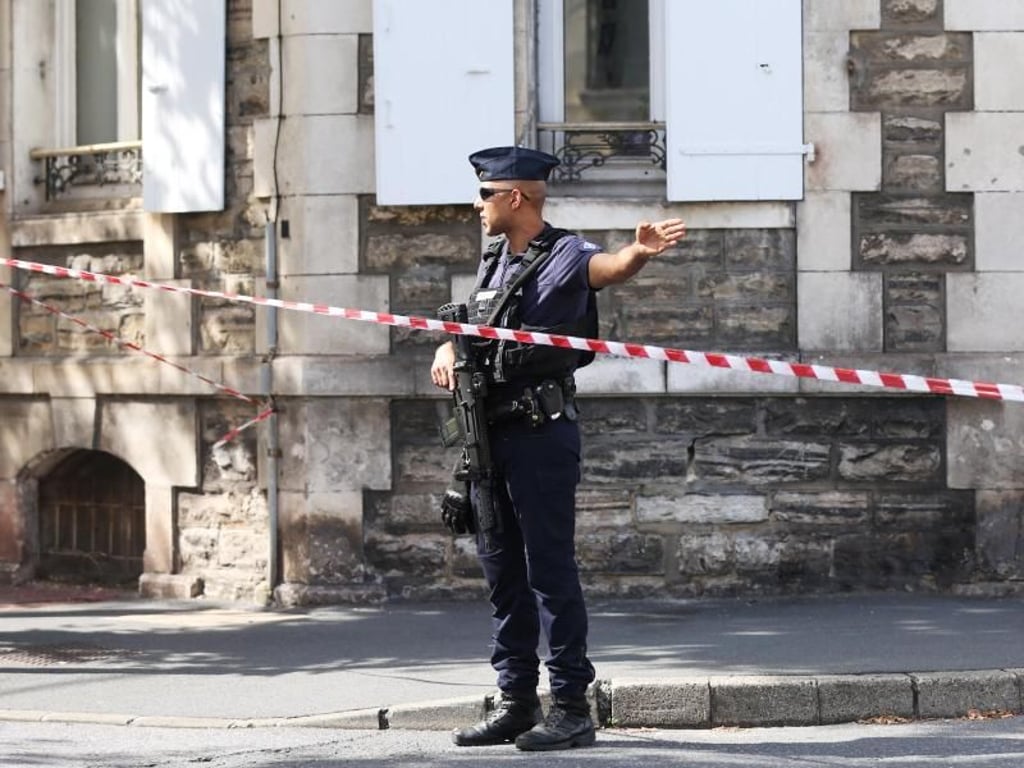 Ein Polizist steht in Biarritz Wache. Foto: Gao Jing/XinHua