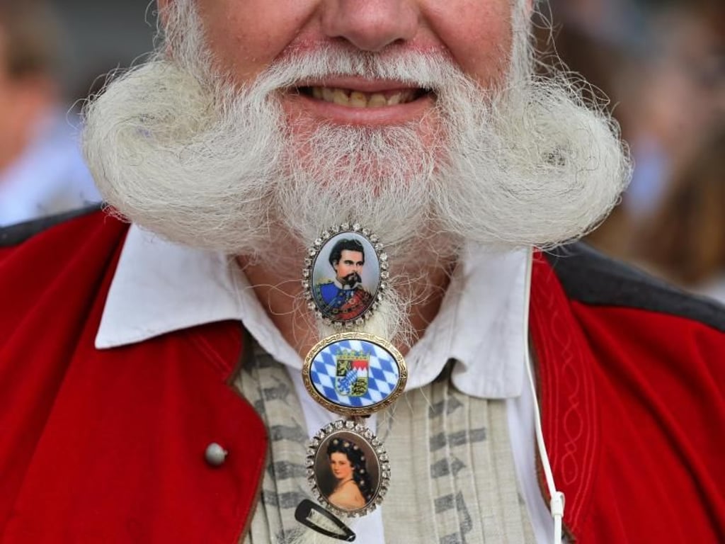 Mit «königlich» geschmücktem Bart: das Münchener Original Werner Waldhütter. Foto: