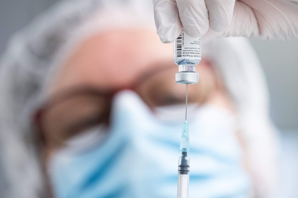 Die Apothekerin Jutta Schneider zieht eine Spritze mit dem Impfstoff des Herstellers Pfizer-BioNTech auf im Impfzentrum der Stadt. Am 8. Februar starten hier die Corona-Impfungen für Menschen im Alter von über 80 Jahren, die noch zu Hause leben. +++ dpa-Bildfunk +++