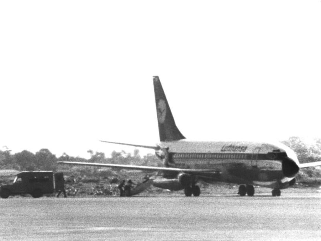 Das am 13. Oktober 1977 entführte Flugzeug «Landshut» nach der Landung in Mogadischu. Foto: UPI