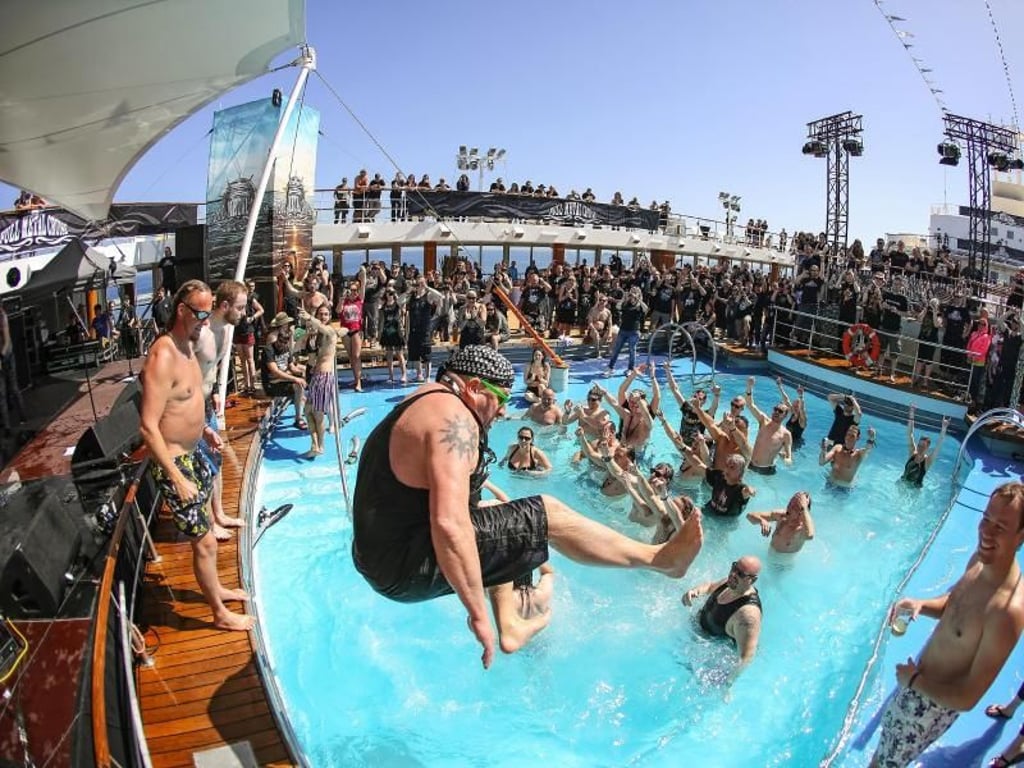 Spaß muss sein: Auf einer Full Metal Cruise geht es ausgelassen zu - aber auch sehr kollegial und friedlich. Foto: TUI Cruises