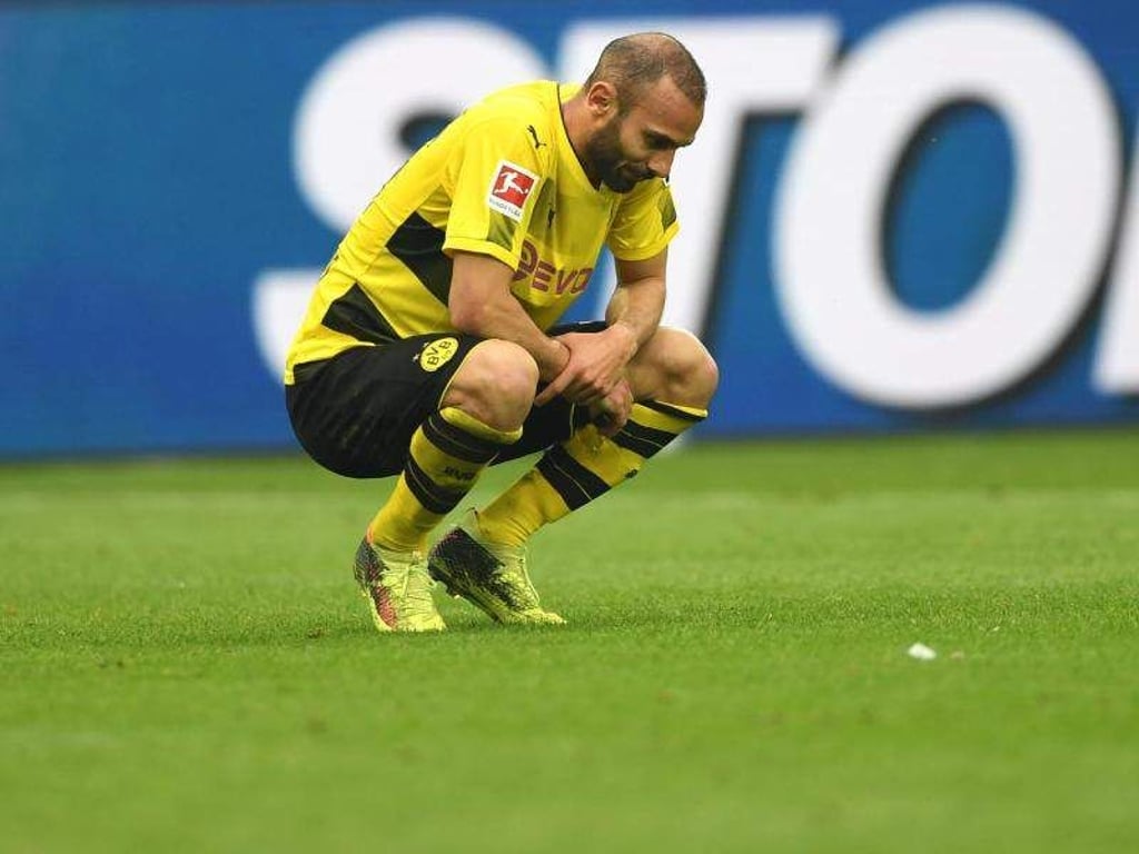 Der Dortmunder Ömer Toprak lässt nach dem 0:2 auf Schalke den Kopf hängen. Foto: Ina Fassbender