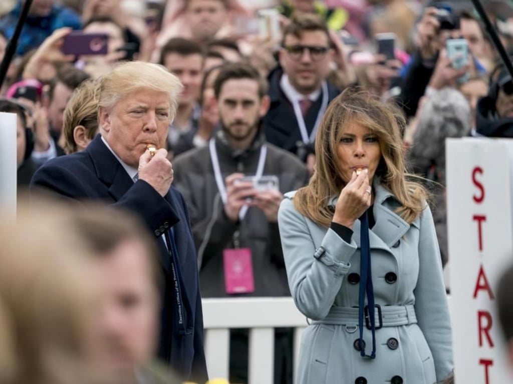 Donald und Melania Trump starten das traditionelle Ostereierrollen auf dem Südrasen des Weißen Hauses. Foto: Andrew Harnik/AP