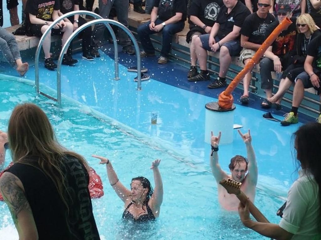 Die Band Dragonforce lässt es auf Deck krachen. Einige kühlen sich da lieber schnell im Pool ab. Foto: Peggy Günther